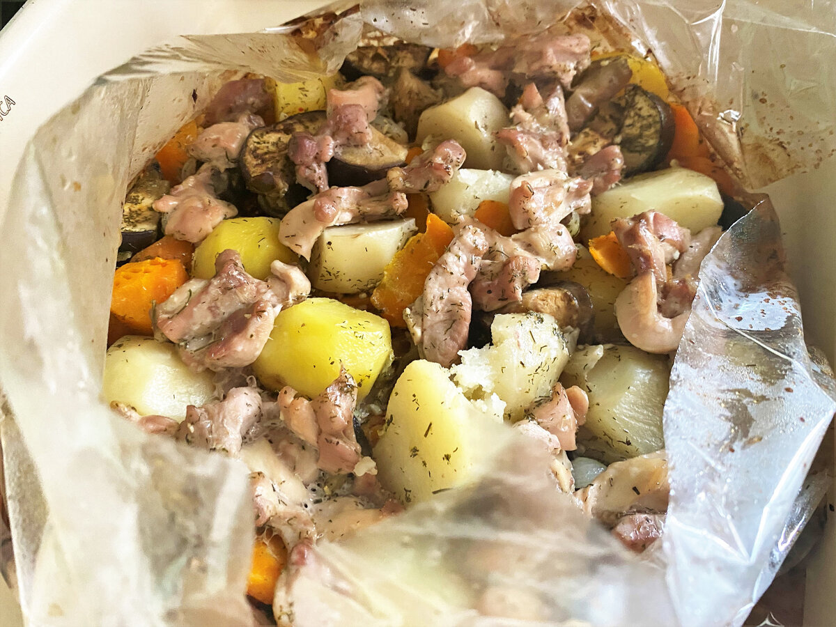 Жаркое с индейкой. Не хотите мыть посуду - запеките обед в духовке!