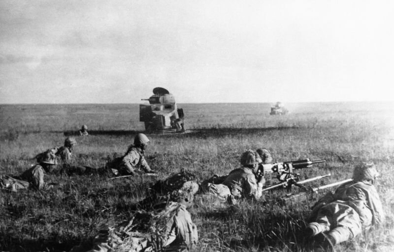 Японские пехотинцы возле подбитой советской бронемашины. Место боя батальона 7-й мббр могло выглядеть примерно так. 