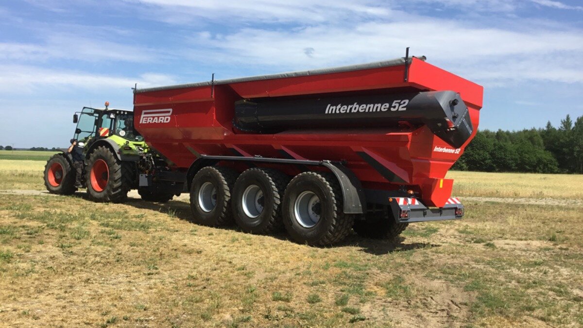 Фото: Портал farm-connexion.com Новый бункер-перегрузчик Perard Interbenne 52