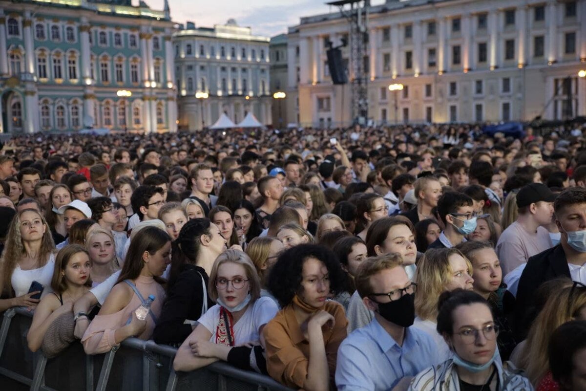 Туристы на Дворцовой площади