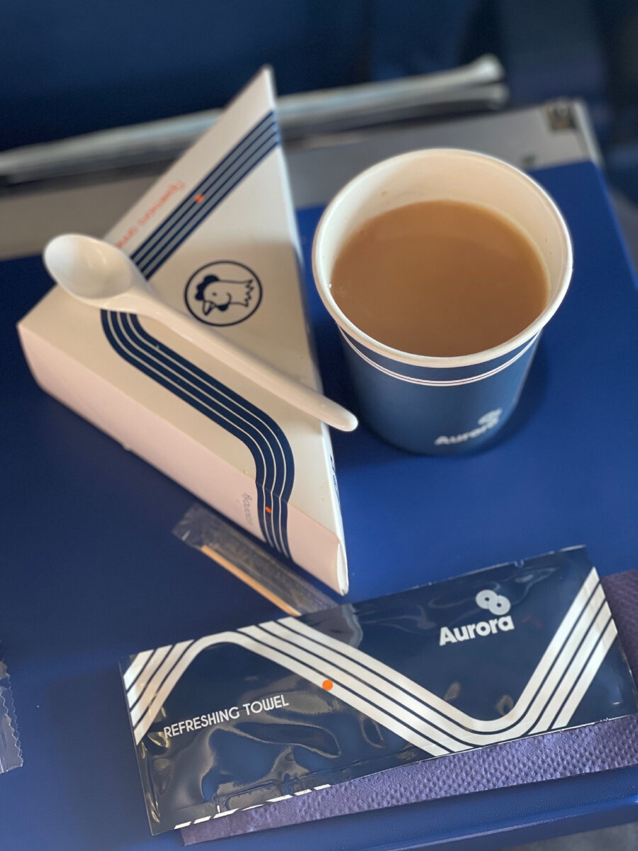 Чай с молоком и сандвич с куриным рулетом. 