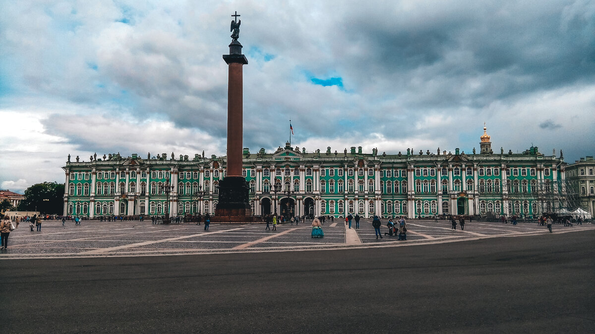 Дворцовая площадь в то самое утро