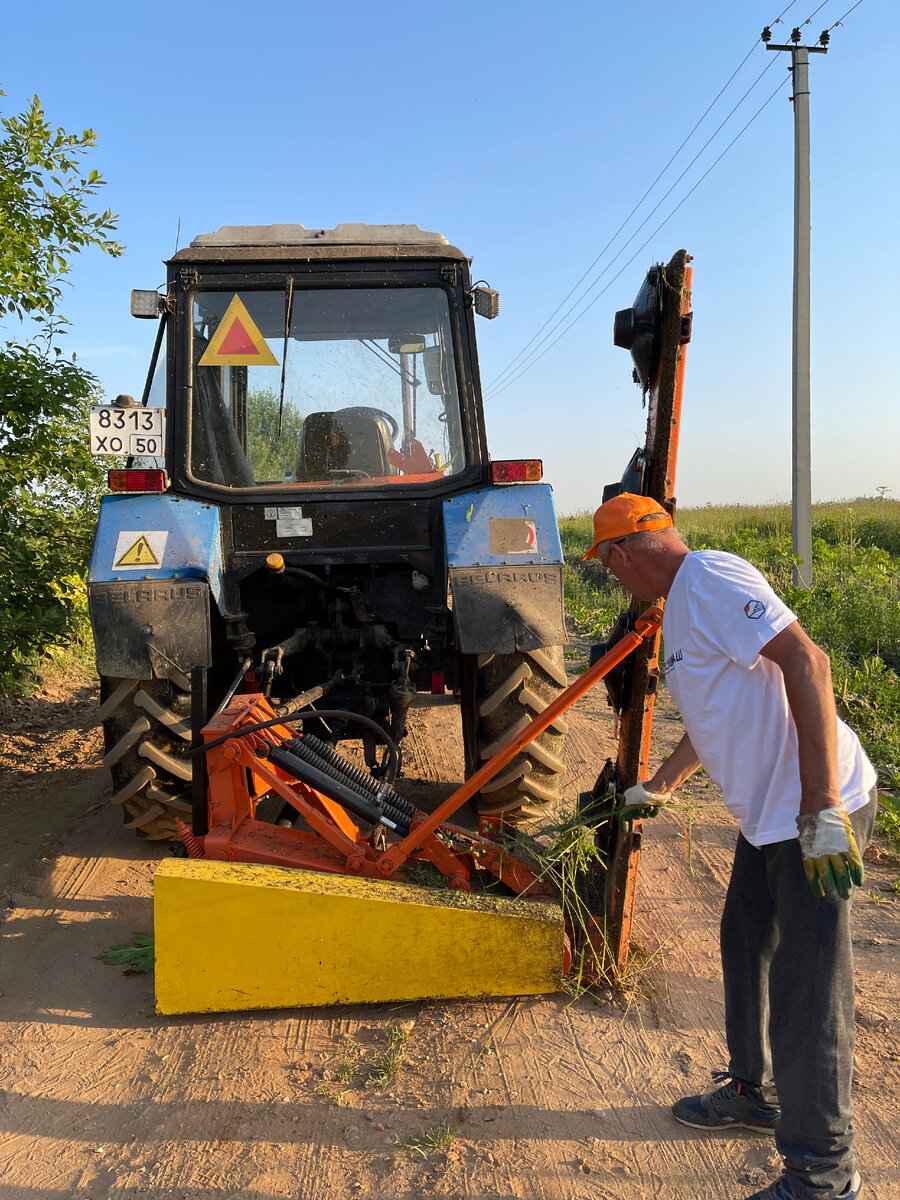 Косилка КРН 2.1 с защитным кожухом в эксплуатации на тракторе МТЗ