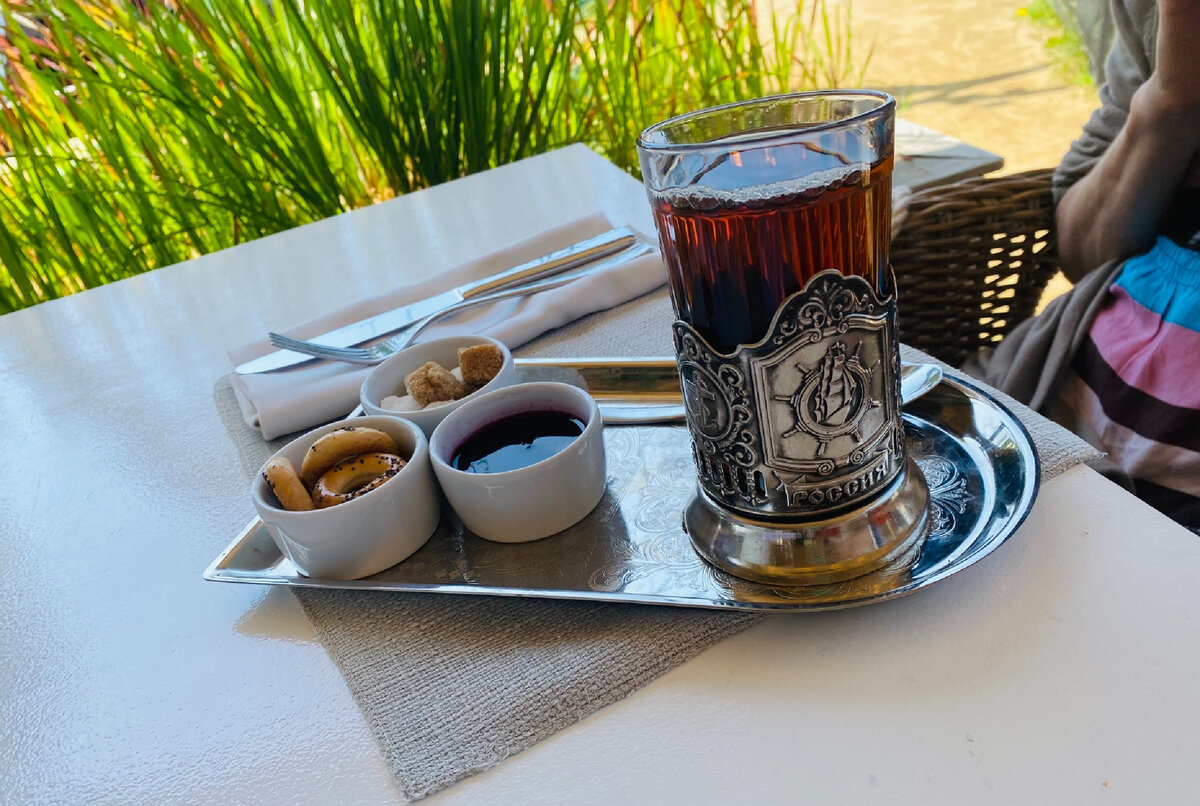 Чай подают с сушками и малиновым вареньем