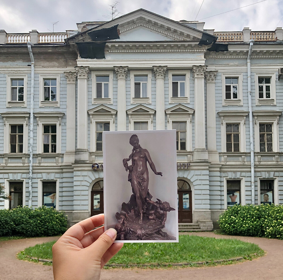 Клумба на месте фонтана в саду Сан-Галли. 2021 год