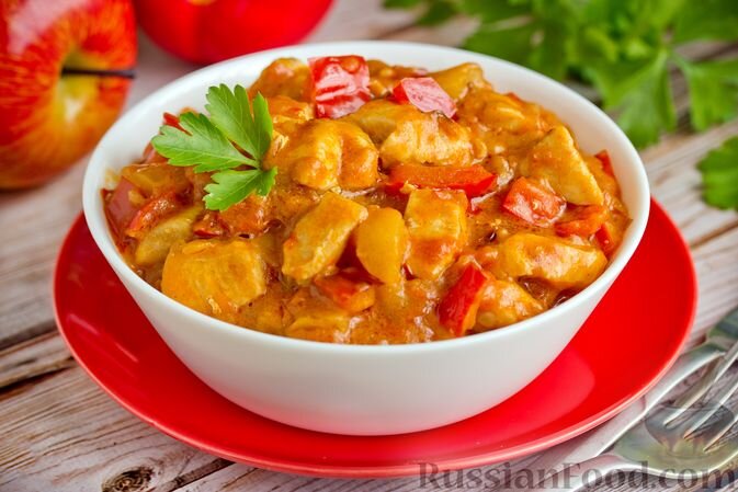 куриное филе, перец сладкий, помидоры, яблоко, лук репчатый, масло подсолнечное, сметана, паприка молотая, крахмал кукурузный, соль