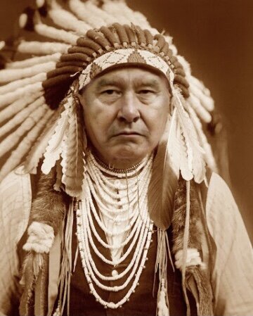 головной убор североамериканских индейцев, представляющий собой в различных вариантах головную повязку или шапочку с закреплёнными по кругу перьями. (Википедия)