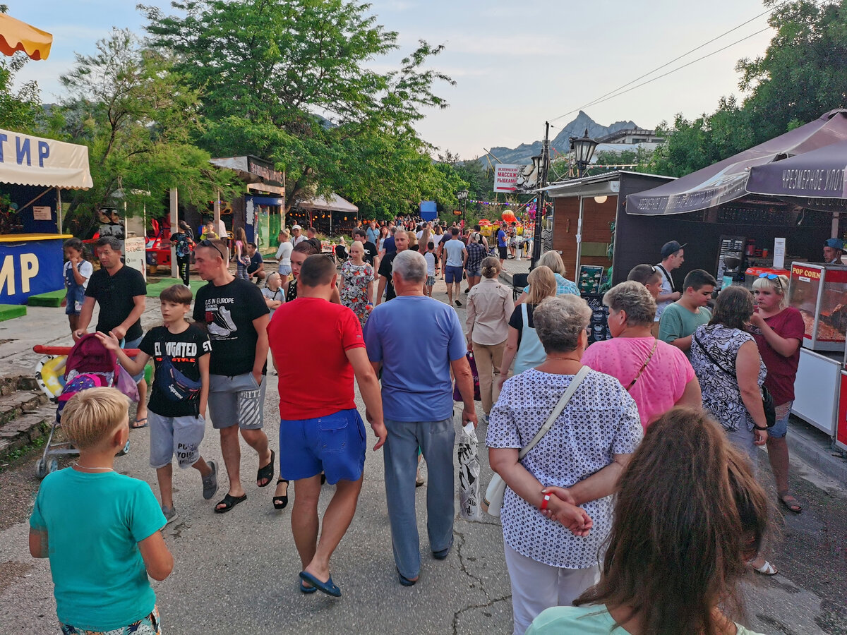 Народу на набережной Коктебеля вечером видимо-невидимо