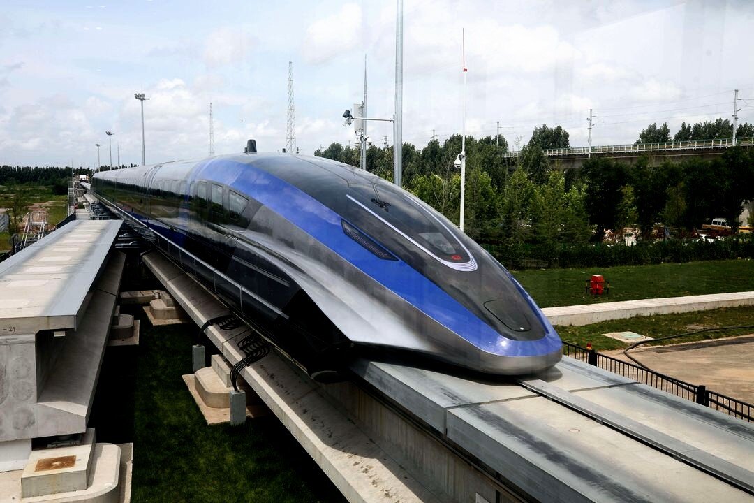 Высокоскоростной поезд маглев, способный развивать скорость до 600 км/ч, на фото в Циндао, провинция Шаньдун, Китай, 20 июля 2021 года. cnsphoto via REUTERS