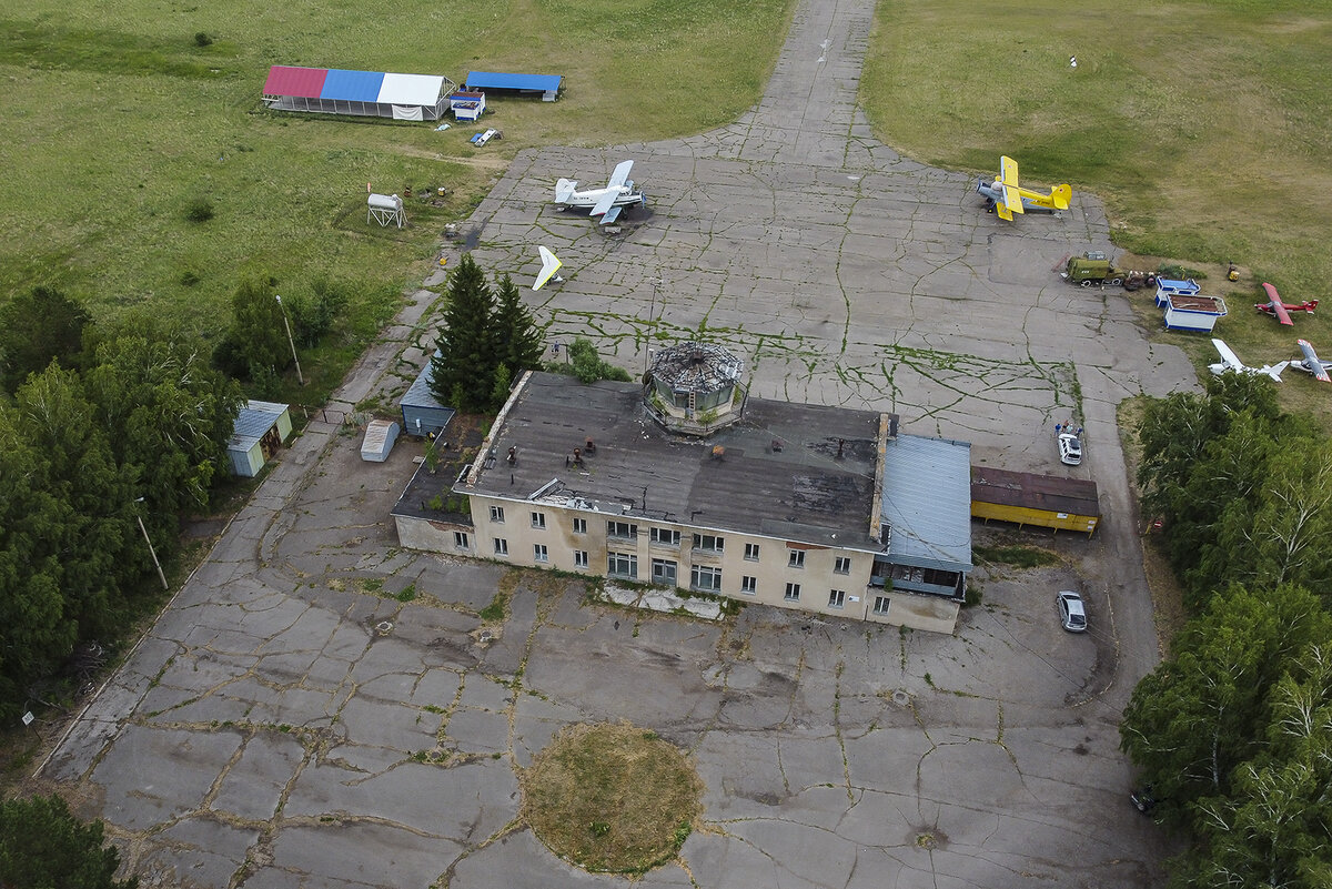 Аэродром в октябрьском районе. Аэропорт октябрьский башкортостан. Международный аэродром октябрьский. Аэродром в октябрьском районе. Авиабаз октябрьское.