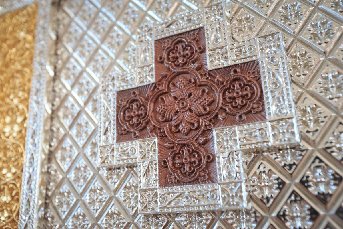 Резьба по дереву на иконостасе