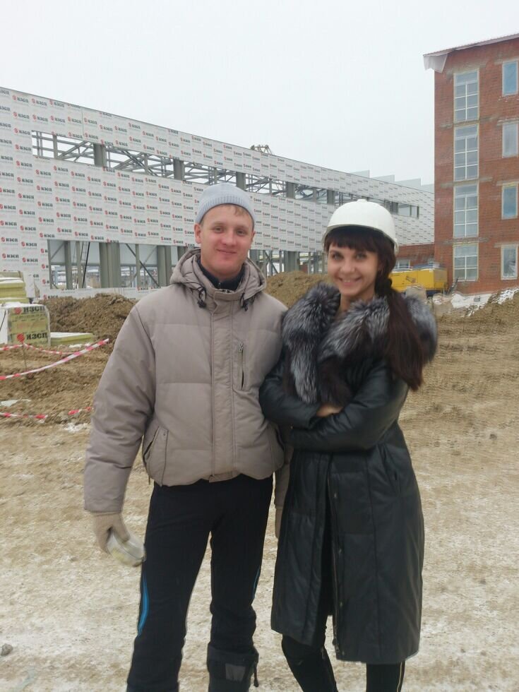 с нашем геодезистом на строительной площадке, 2013 год