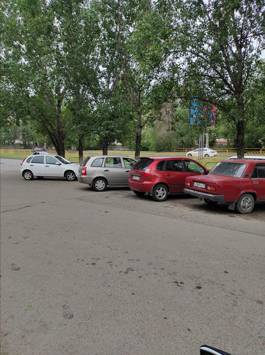 Обычная парковка перед продуктовым магазинов в Тольятти