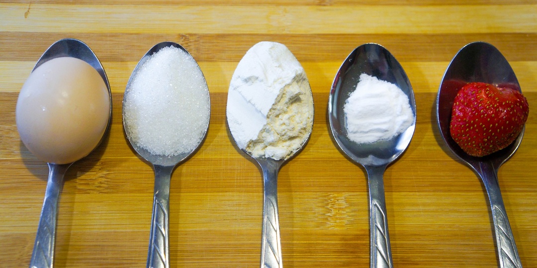 Пирог «4 ложки» с клубникой: буду ждать лето, чтобы приготовить его снова (делюсь рецептом простого пирога)