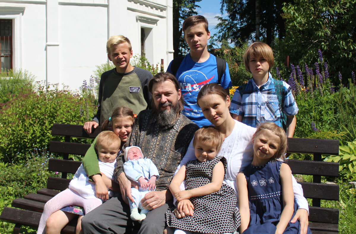 Отец Антоний с семьей