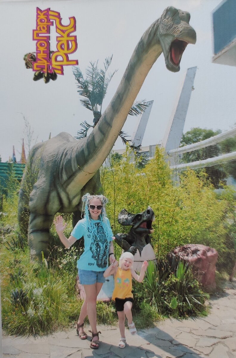 А вот и тот самый длинношеей на входе