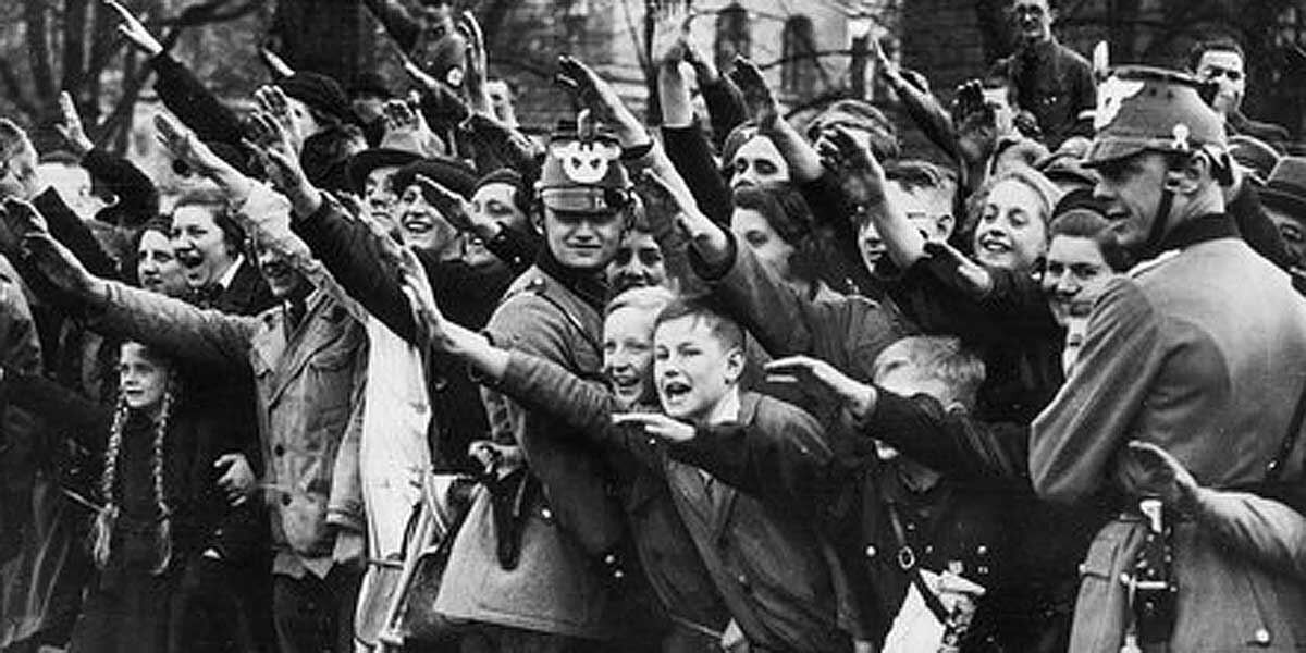 Немцы радуются. Нацисты зигуют. Толпа фашистов. Толпа третий Рейх. Толпа зигует.