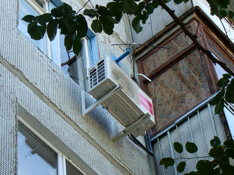 Кондиционер стучит. Отвод конденсата с наружного блока кондиционера. Кондиционер на балконе. Кондиционер на крыше. Отвод воды от кондиционера по фасаду.