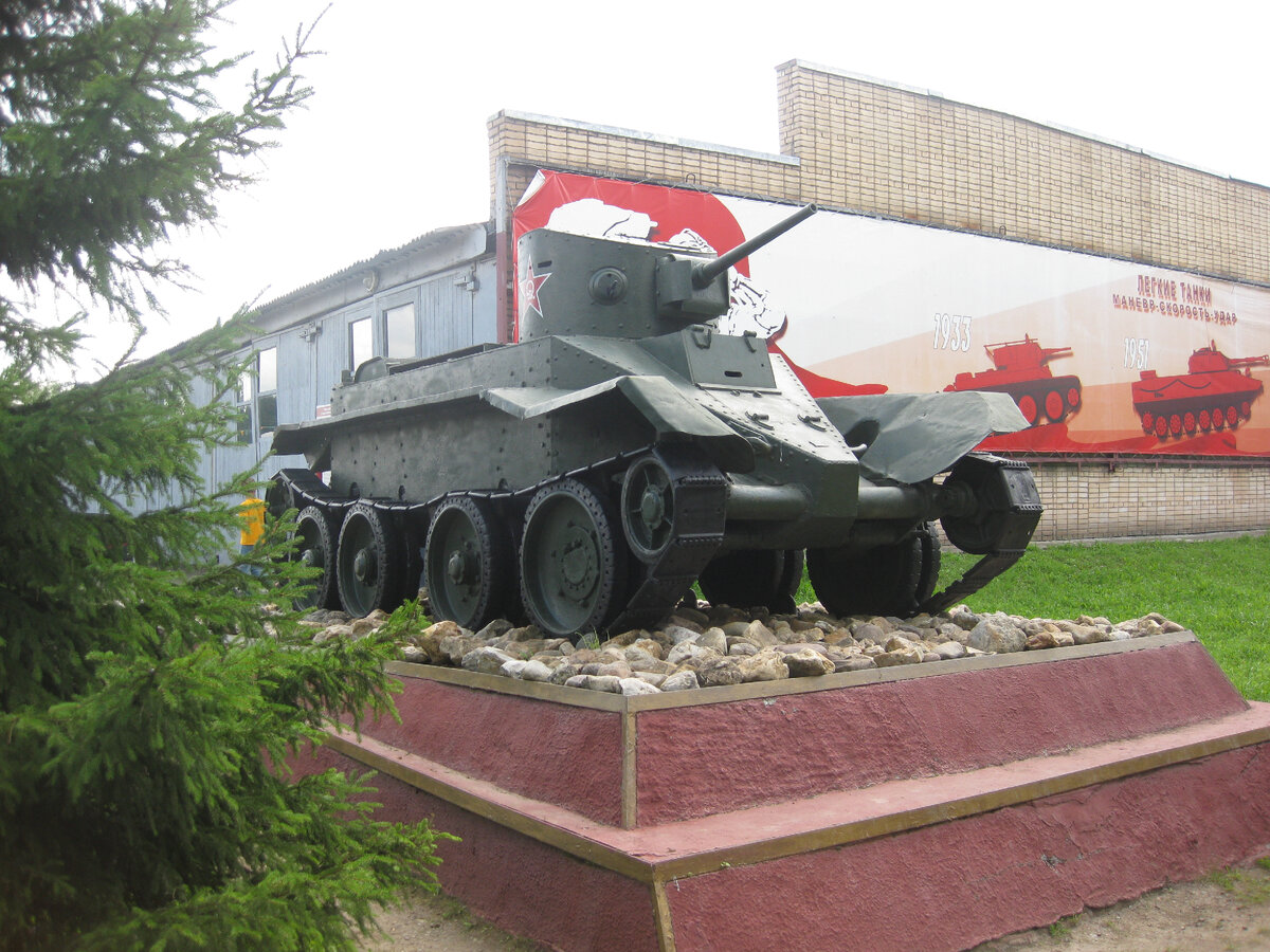 Танк БТ-5 с серийным номером 209-70 был выпущен в 1933-34 году. Принимал участие в Советско-Финляндской войне в составе 1-й ЛТБР. В декабре 1939 года по техническим причинам вышел из строя и был отправлен на Харьковский завод для ремонта. Дальнейший боевой путь танка пока неизвестен, но можно предположить, что после ремонта танк вернулся в свою бригаду, в 1941 году вместе с ней вошел в сформированную 1-ю танковую дивизию. Во время Великой Отечественной участвовал в боевых действиях в районе Ленинграда, а после войны вместе с другими танками из Ленинградского округа был передан в Кубинку. Где из него и «сделали» БТ-2. Фото автора.