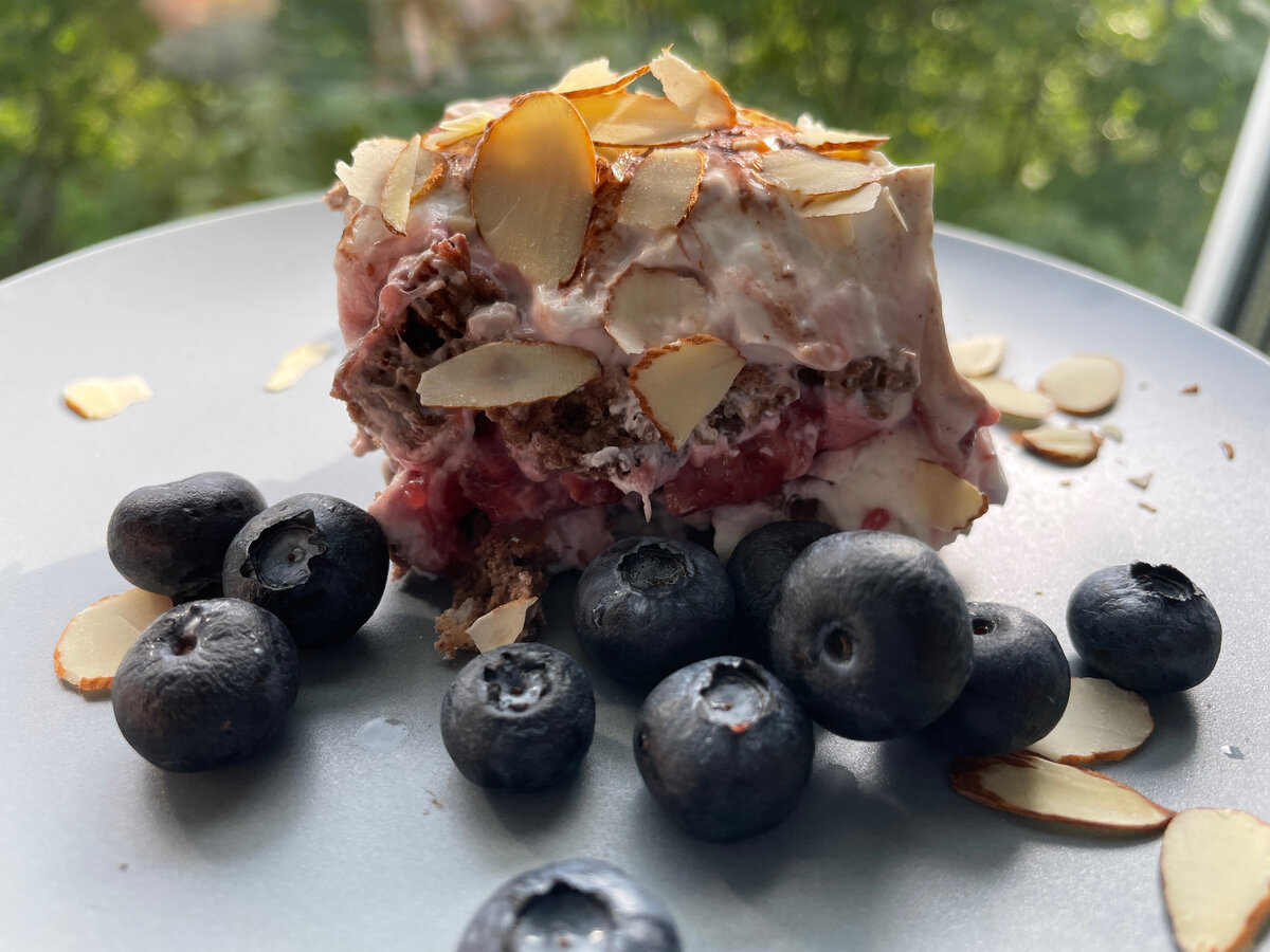 У меня была замороженная клубника, ее бухнула, но готовится без неё 