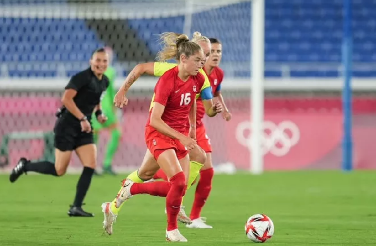 Анастасия Пустовойтова судит финал женского олимпийского турнира Швеция - Канада. Фото АР