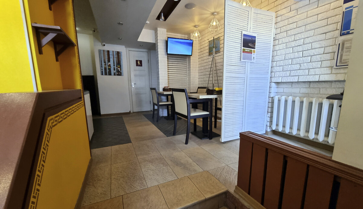 "Баяр", первый этаж. Вид с лестницы 