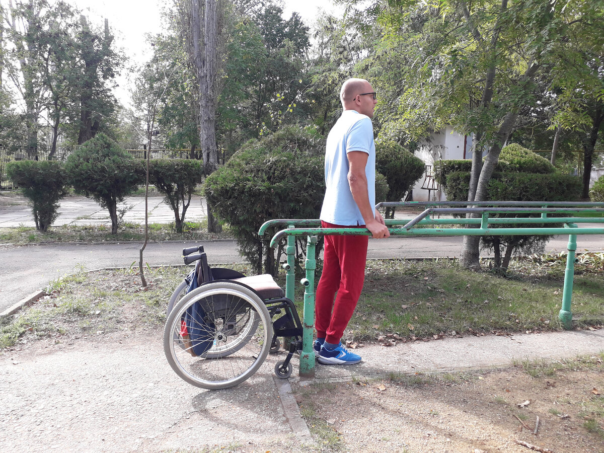 Сегодня у меня получается ходить в брусьях и ходунках. 