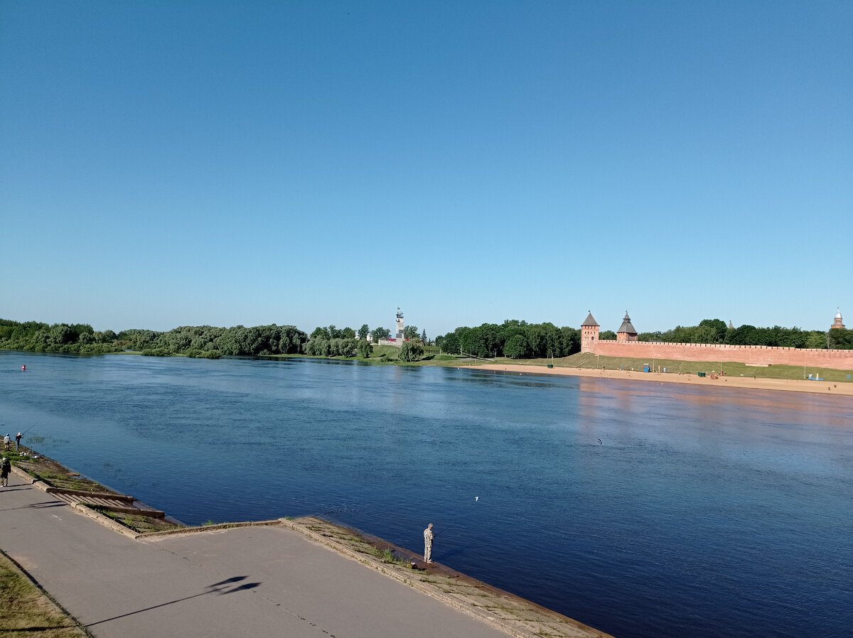 Вид на Новгородский Кремль и реку Волхов