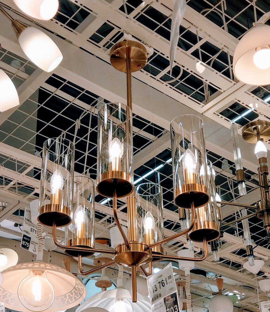 Аналогичные люстры известных брендов будут стоить несколько сотен тысяч рублей, хотя в их случае будет использована латунь и какое-нибудь затейливое стекло. 