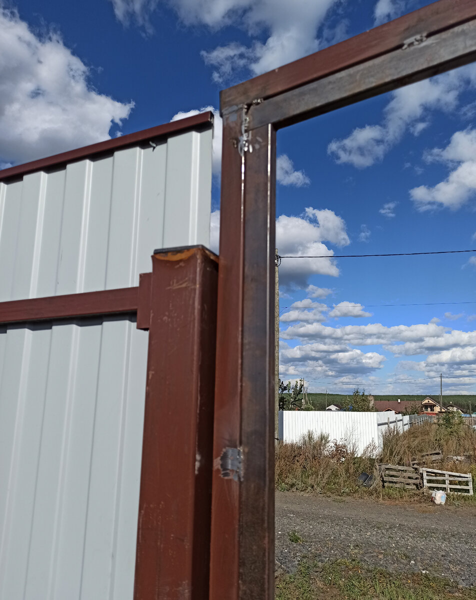 Прихватывал профиль через 30 см в шахматном порядке (с одной и другой стороны) по избежание деформации 