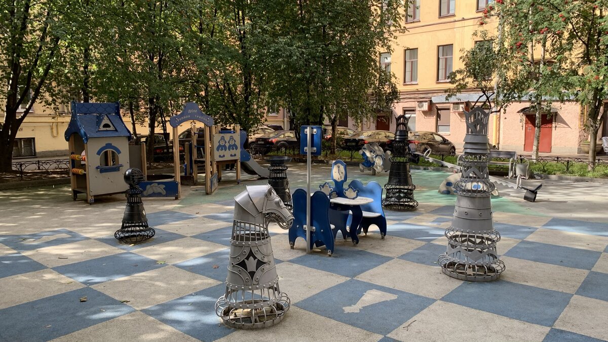 Шахматный дворик на Загородном проспекте.