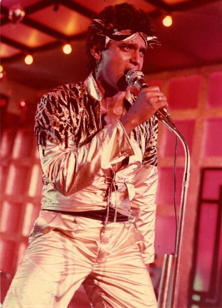 "Танцор диско", 1983 год. Режиссер: Баббар Субхаш. В гл.роли: Митхун Чакраборти.