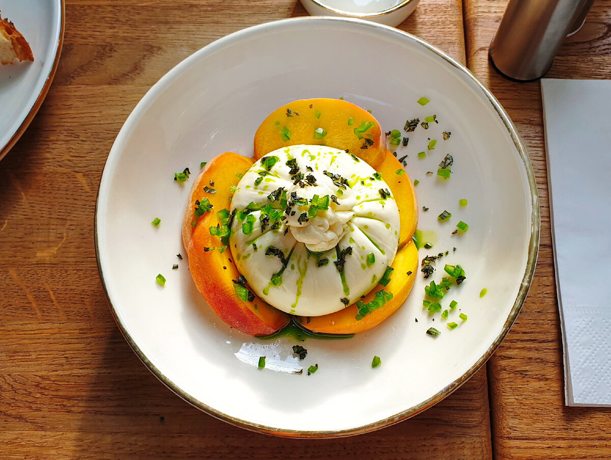 Буррата с персиками