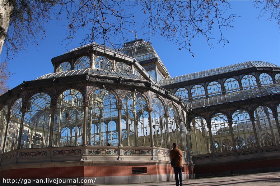 Хрустальный Дворец (Palacio De Cristal) в центре парка Ретиро в Мадриде. Фото автора. Листайте галерею, чтобы увидеть больше