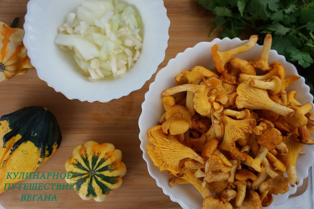 Режем лук и грибы