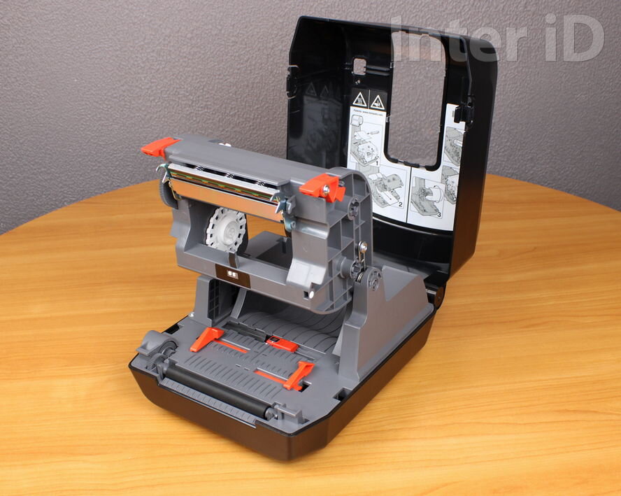 Honeywell PC42T Plus с открытой крышкой и поднятым печатающим блоком. Готов к загрузке этикеток и риббона