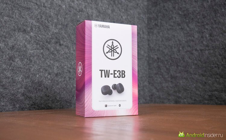 По коробке издалека видно, какие в ней наушники.