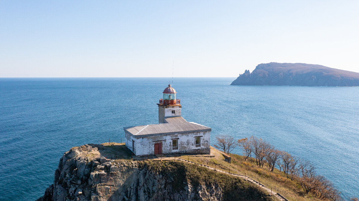 Путешествуя в районе Ольги, нужно обязательно посетить полуостров Балюзек в заливе Владимира со знаменитым одноимённым маяком и лежбищем морских котиков.
