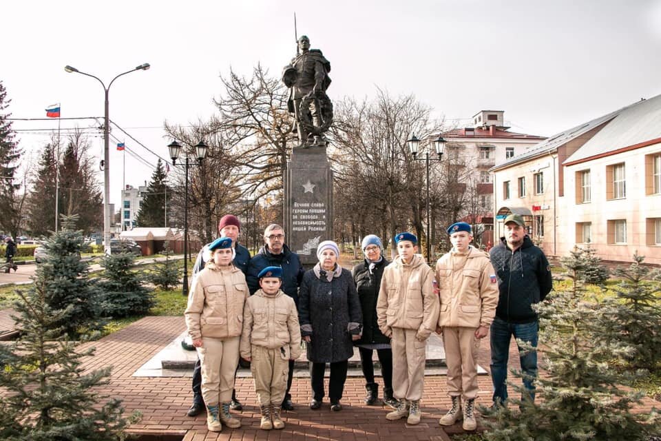 Родные погибшего воина посетили братскую могилу.