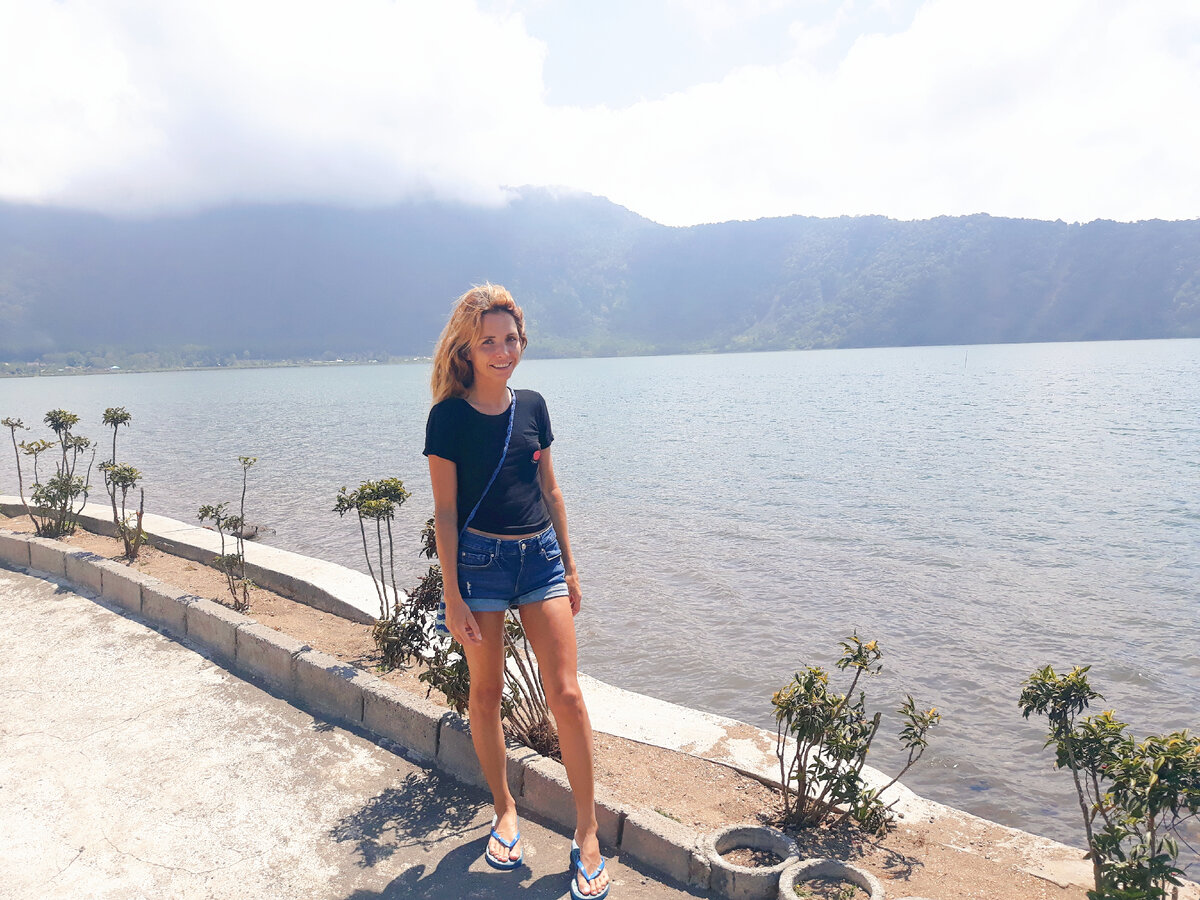 Автор на Бали у вулканического озера Братан