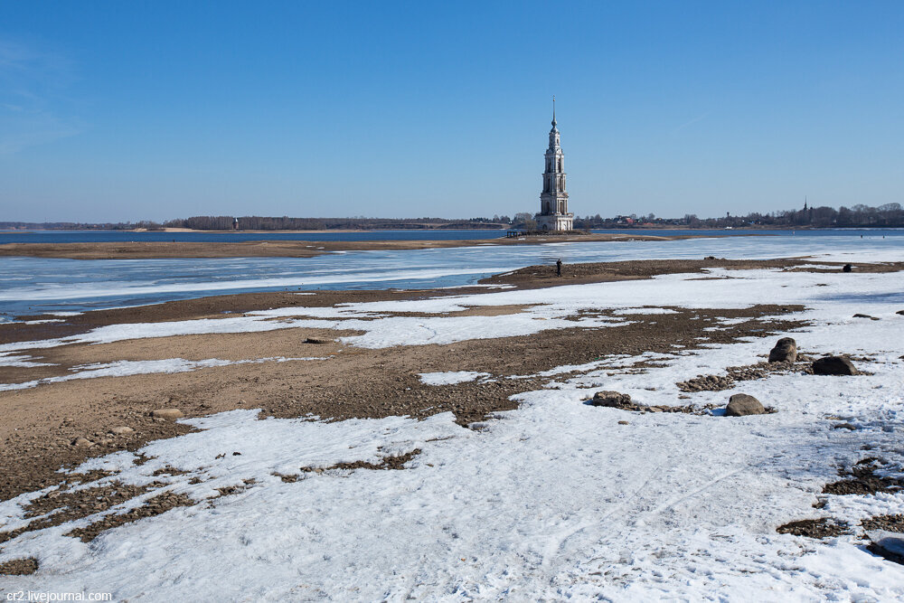 Вышедшие из-под воды остатки затопленного Угличским водохранилищем части города Калязина. Тверская область. Фото автора статьи (ещё 1 фото)