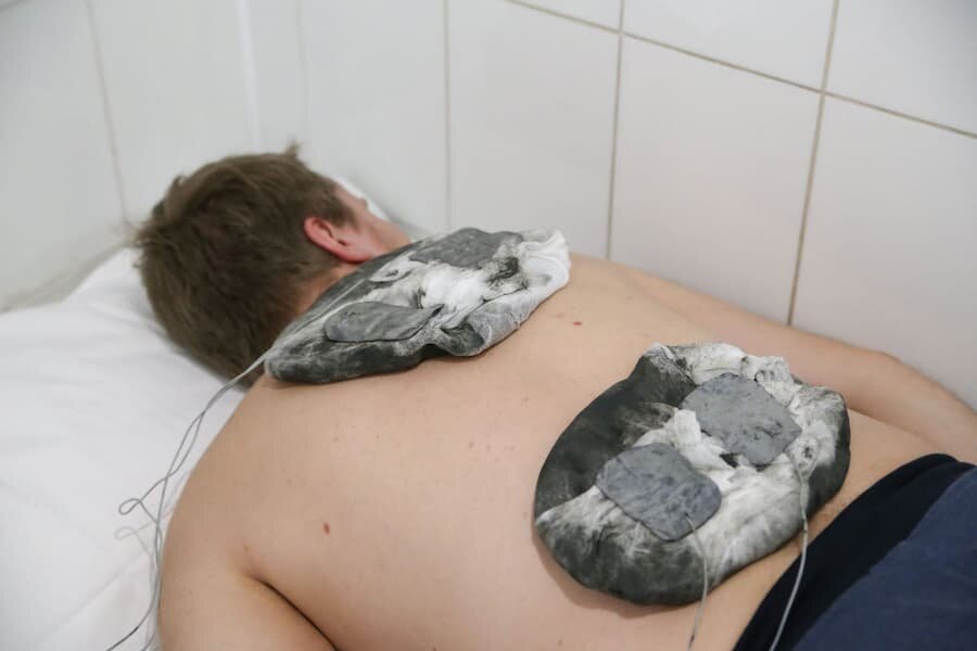 Процедура "Гальваногрязь". Фото с сайта https://sanatoriy-kuyalnik.com/wp-content/uploads/2021/01/galvanogrjaz900.jpg