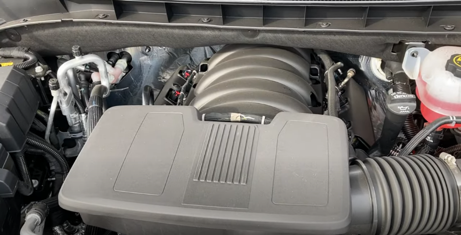 Верхняя часть двигателя V8.