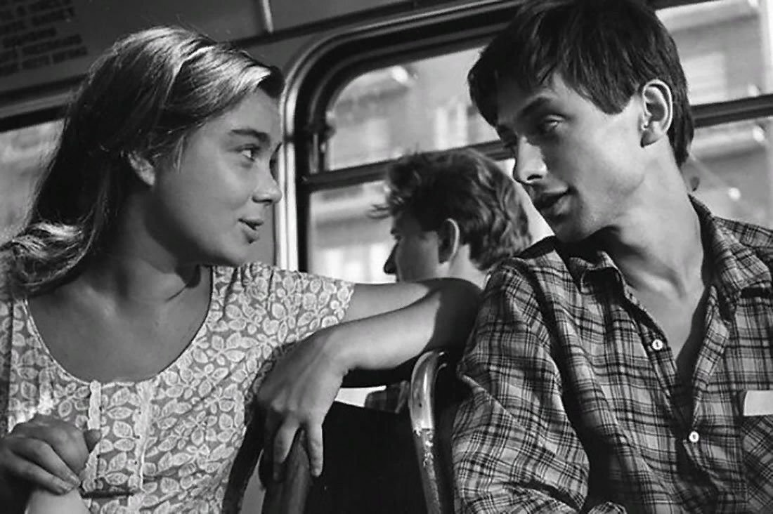 Нина Дорошина и Олег Даль в фильме «Первый троллейбус» (1964). Источник фото сервисы Яндекс