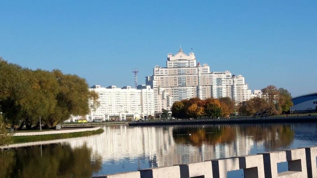 «дом Чижа», вид со стороны Свислочи