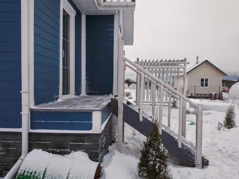 Крылечко с фасадной части дома, ведущее во двор, 19 декабря 2021