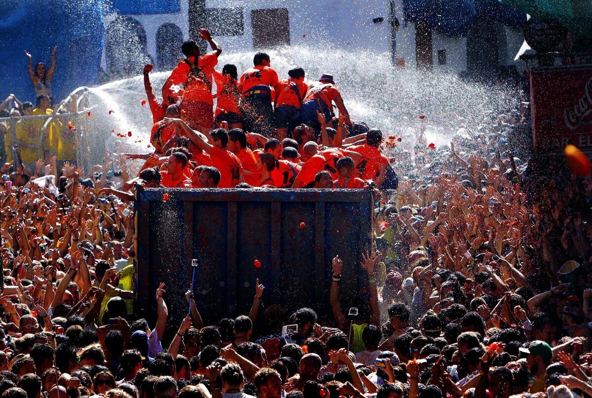 Грузовики подвозят помидоры на место проведения праздника. источник: Яндекс. картинки