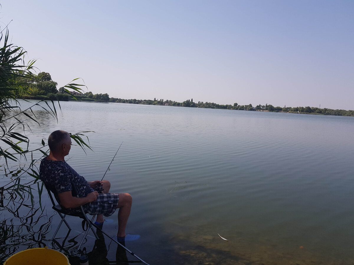 люблю я рыбалку. рыбак из меня плохой, так как начал этим заниматься год назад. но люблю это дело. а даже не саму рыбалку, а процесс подготовки снастей, выезд с лодкой, путешествие.-3