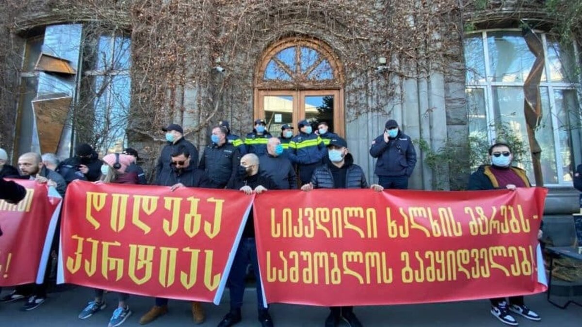 На плакате написано: "Смерть врагам народа, продавшим Родину"