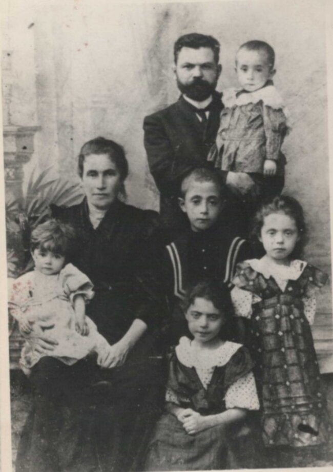  
Семья Каим. Порхов. 1906 год. Самая маленькая на руках у матери - Двося. Одна из старших сестер - Катя (Эсфирь). Родители остались в оккупированном Порхове и были расстреляны.